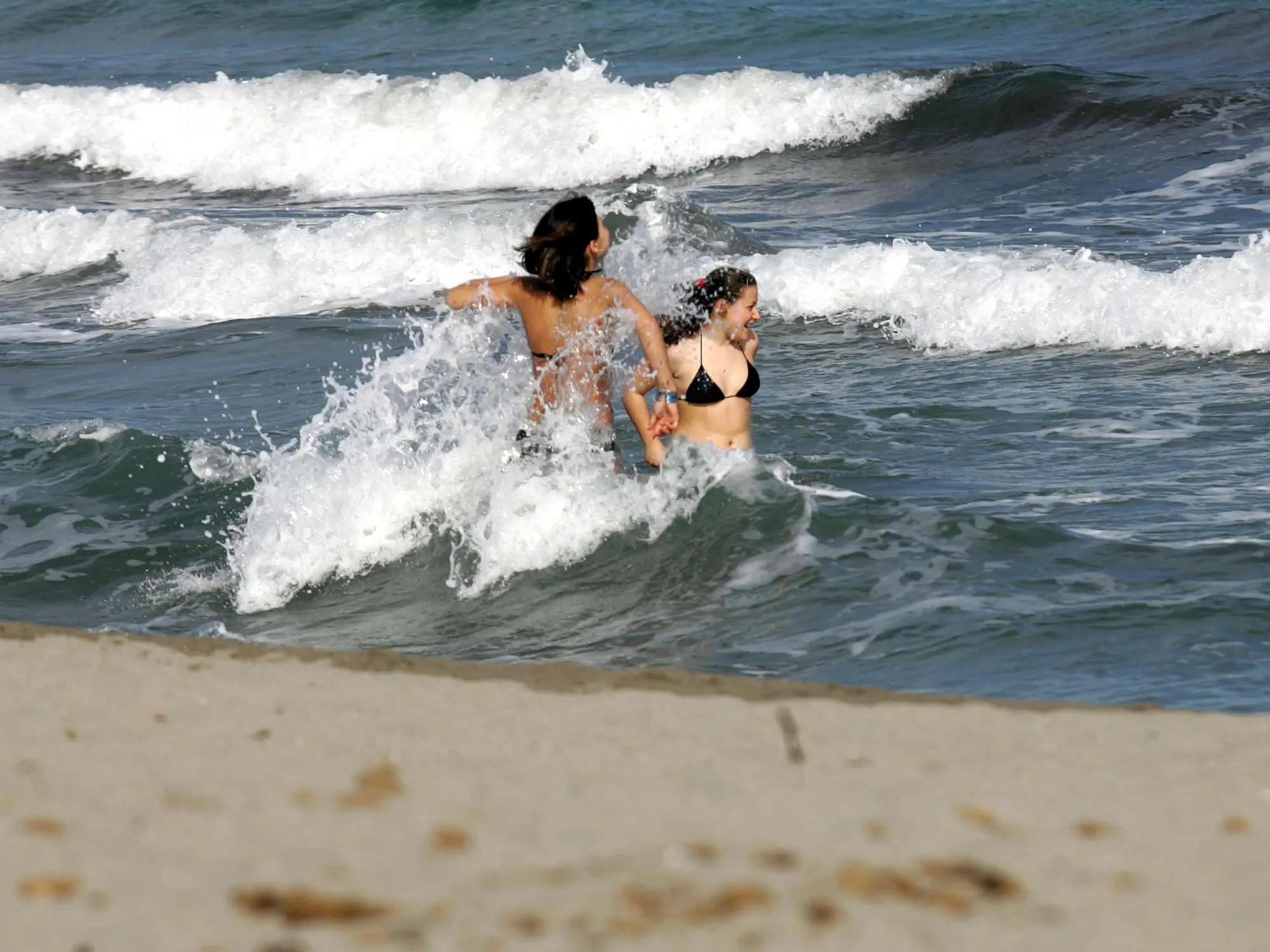 Due ragazze fanno il bagno al Poetto