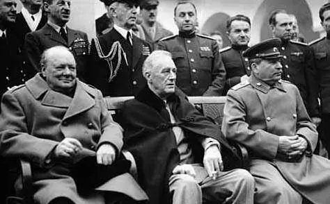 Franklin Delano Roosevelt a Yalta nel 1945 con Churchill e Stalin