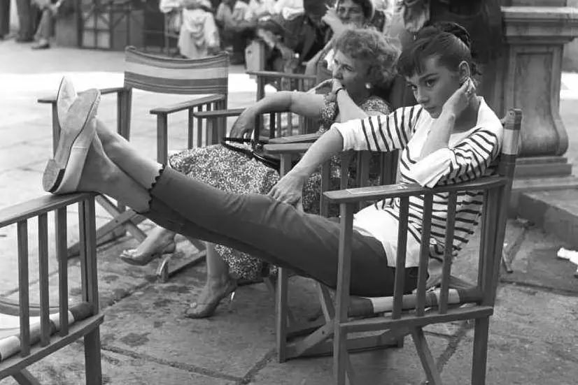 Audrey Hepburn sul set di &quot;Vacanze romane&quot; (Ansa)