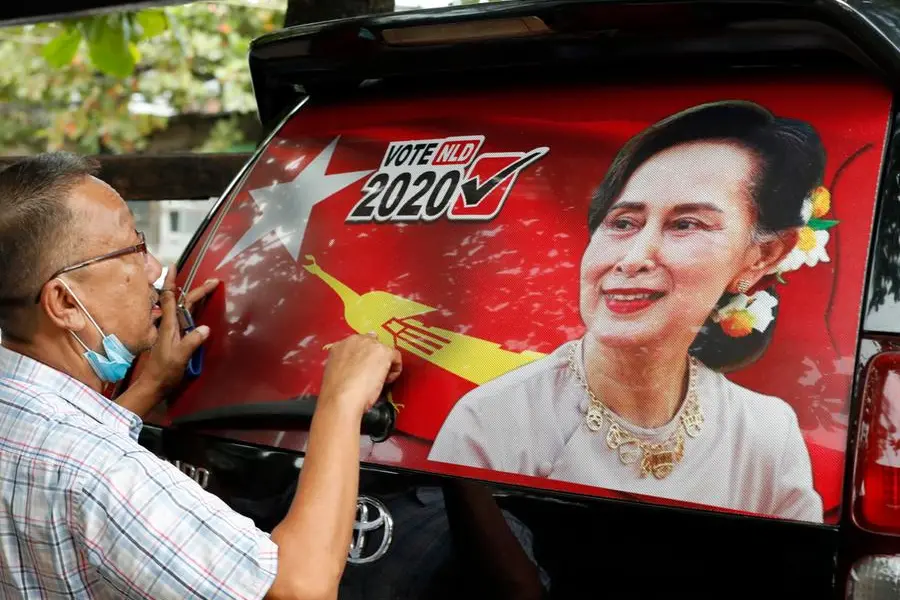 Il volto di Aung San Suu Kyi su un manifesto (Ansa)