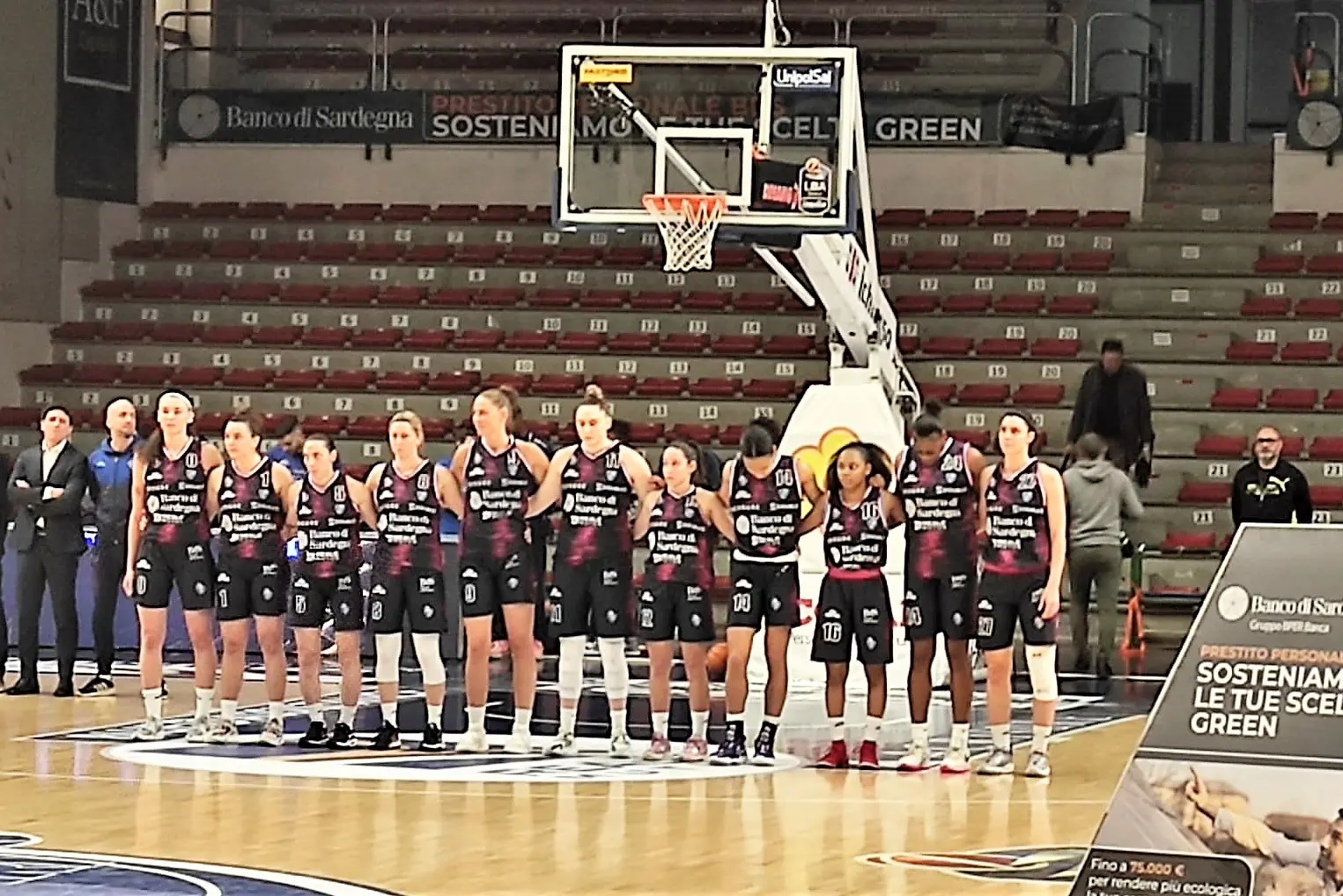 La Dinamo femminile schierata per l'inno (foto G. Marras)