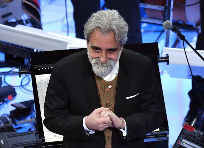 Addio a Peppe Vessicchio: l’iconico direttore d’orchestra è morto a 69 anni
