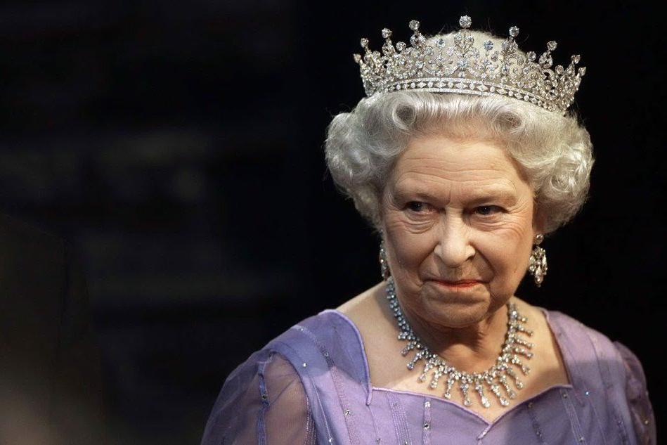 Una notizia che fa tremare Buckingham Palace: la regina Elisabetta legge