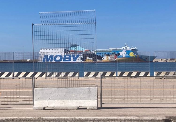 Porto Torres, raffiche di vento fino a 80km orari: navi dirottate e tratte cancellate