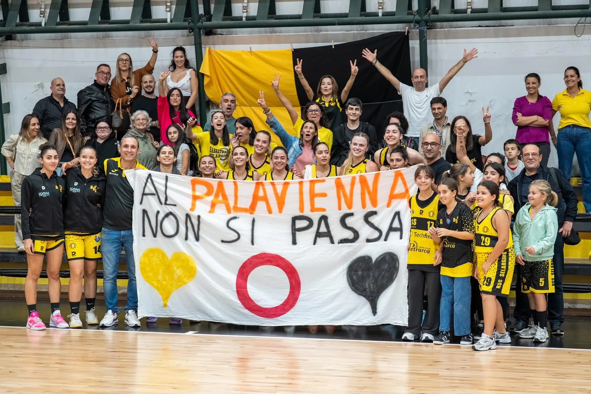 La Nuova Icom festeggia l'ultimo successo con i suoi tifosi (foto Cicotto)