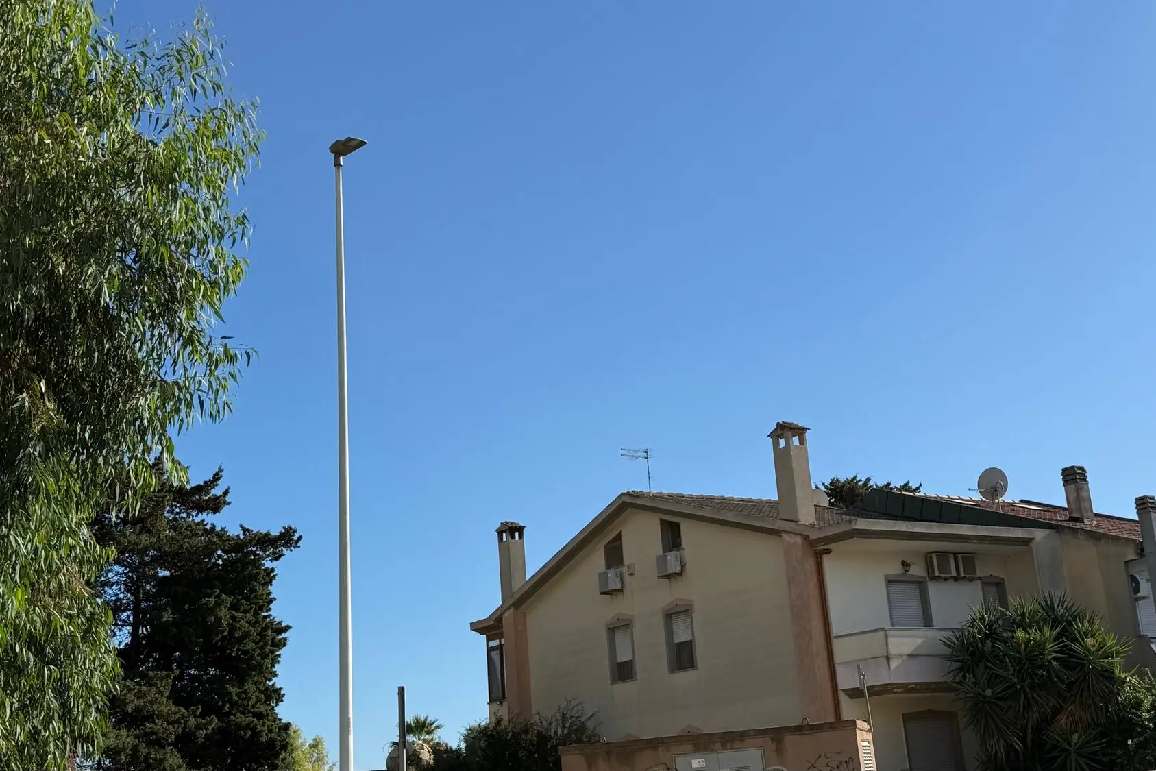 Il lampione riparato in via Asmara