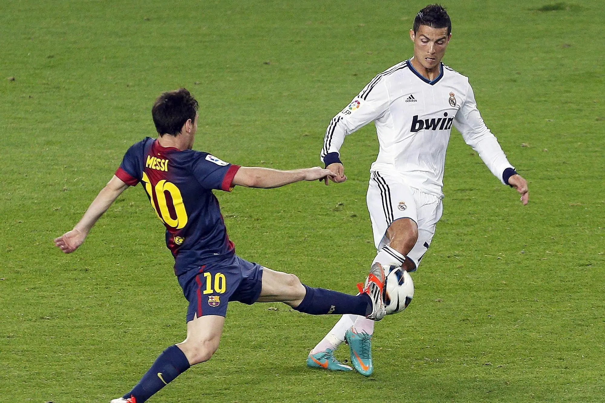 Messi e Ronaldo ai tempi del Clasico di Spagna (foto Ansa)