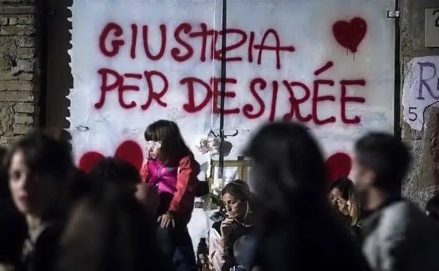 Un messaggio sullo stabile in cui è morta Desirée (Ansa)