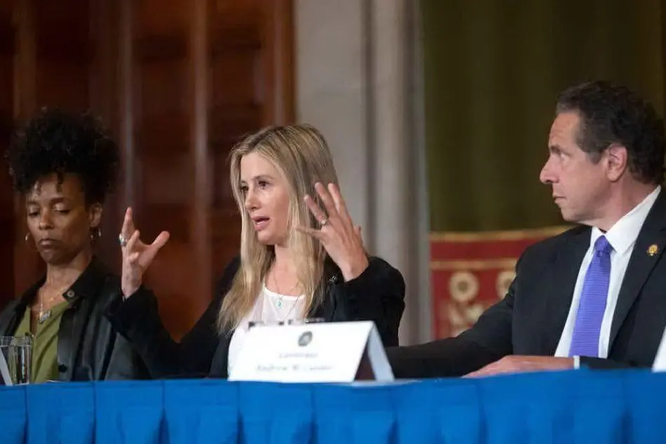 Mira Sorvino durante la conferenza (foto New York Governor's Office)