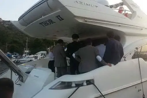 Gli inquirenti a bordo dello yacht che ha travolto la bimba