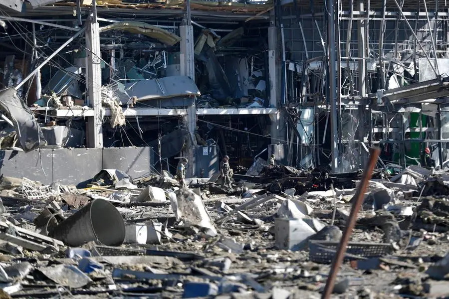 Il centro commerciale distrutto a Kiev (Ansa)