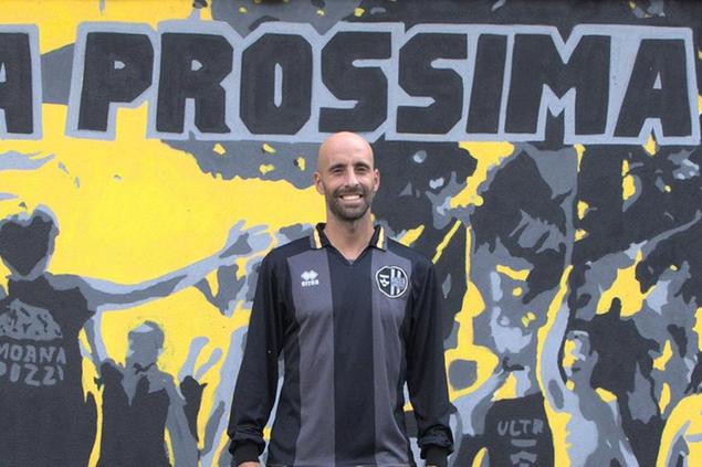 Borja Valero con la sua nuova maglia (dalla pagina Facebook\u00A0Centro Storico Lebowski)