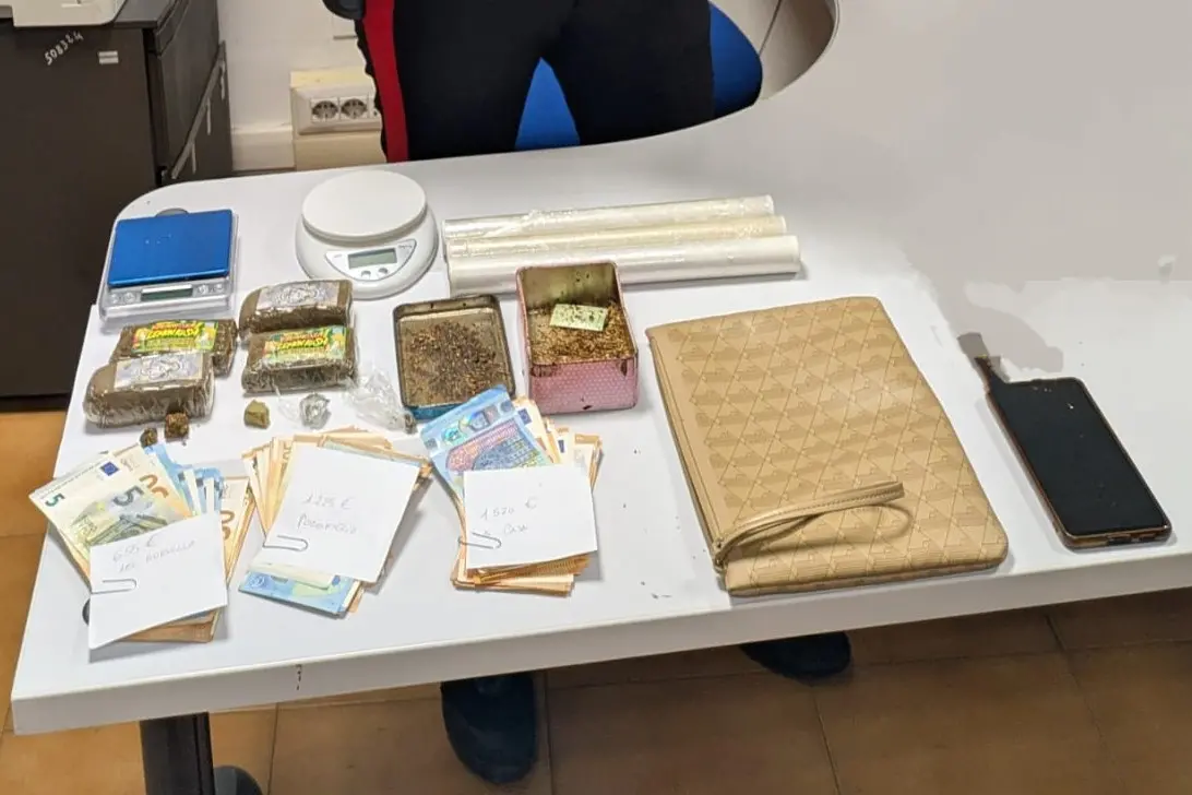 La droga e i soldi ritrovati (foto carabinieri)
