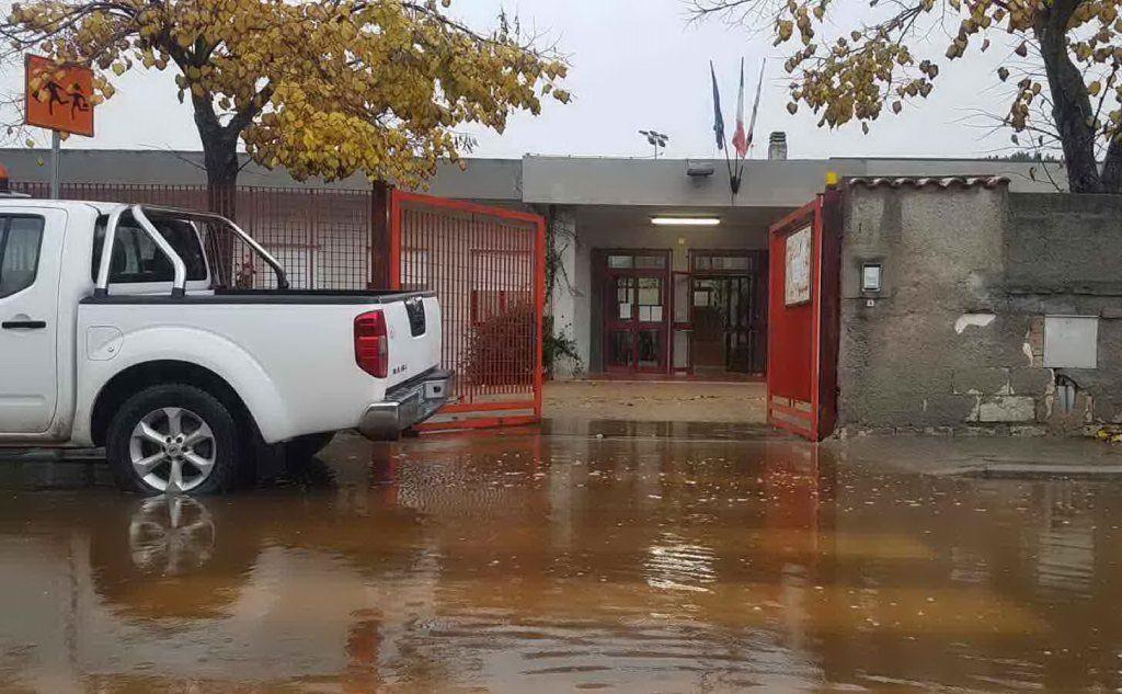 La scuola chiusa a Caniga (foto L'Unione Sarda - Calvi)