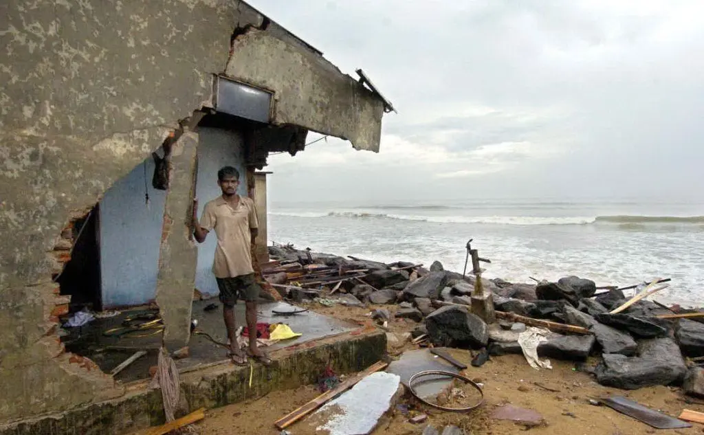 Una casa sventrata in Sri Lanka (Le foto sono dell'Ansa)