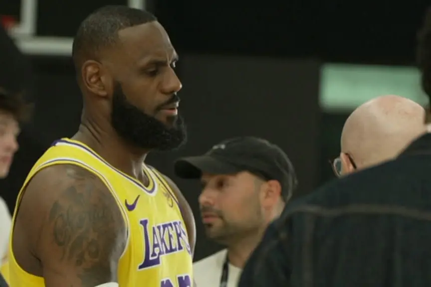 LeBron James passa ai 76ers, ultima sfida per il quinto anello