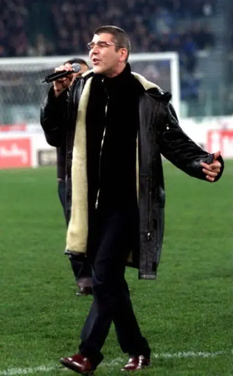 L'esibizione all'Olimpico di Roma, in occasione del derby del cuore 2000