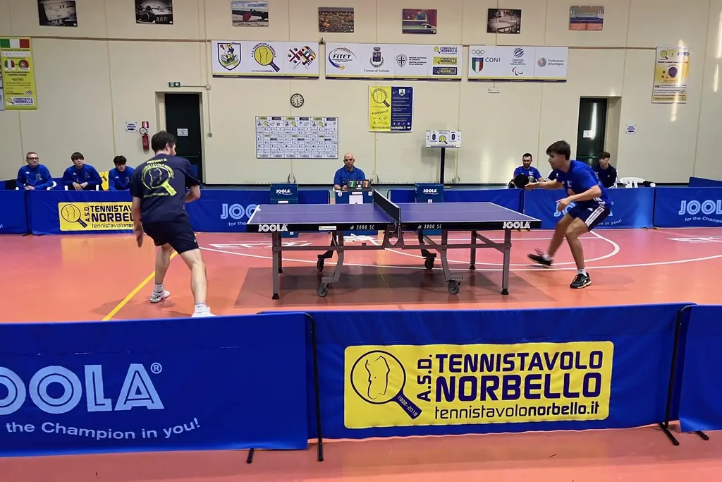 Uno scambio tra Damien Provost (Norbello a sin.) e Alberto Lillo del Muravera nel derby di domenica scorsa (Foto concessa da Ufficio Stampa TT Norbello)