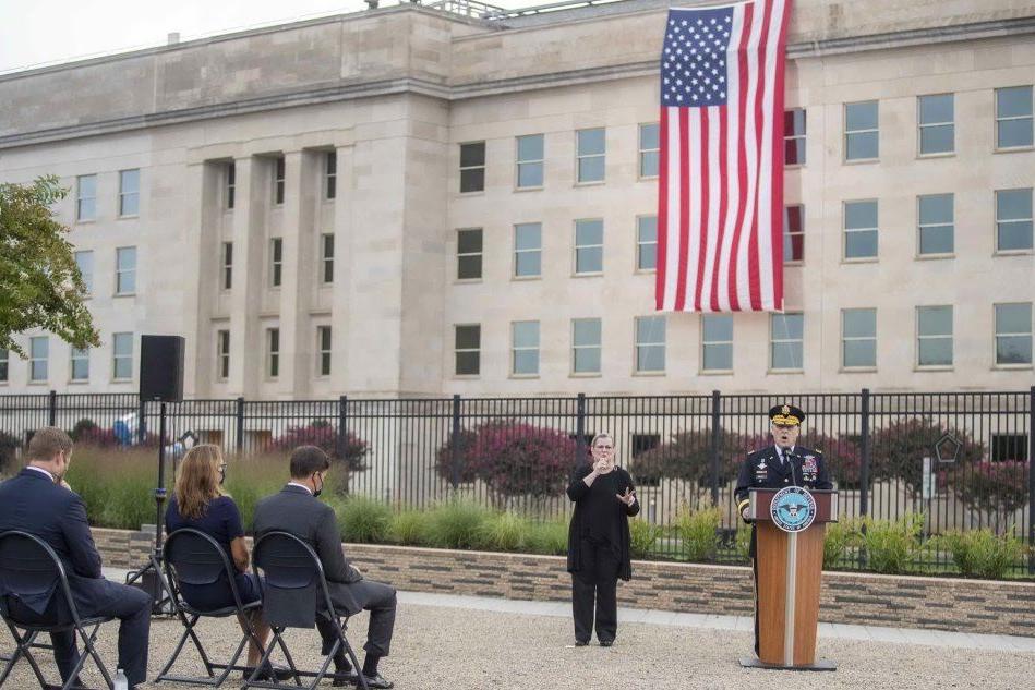 Anniversario 11 settembre, la bandiera Usa sulla facciata del Pentagono