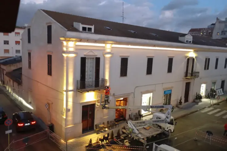 Palazzo del Marchese illuminato di giallo (foto concessa)