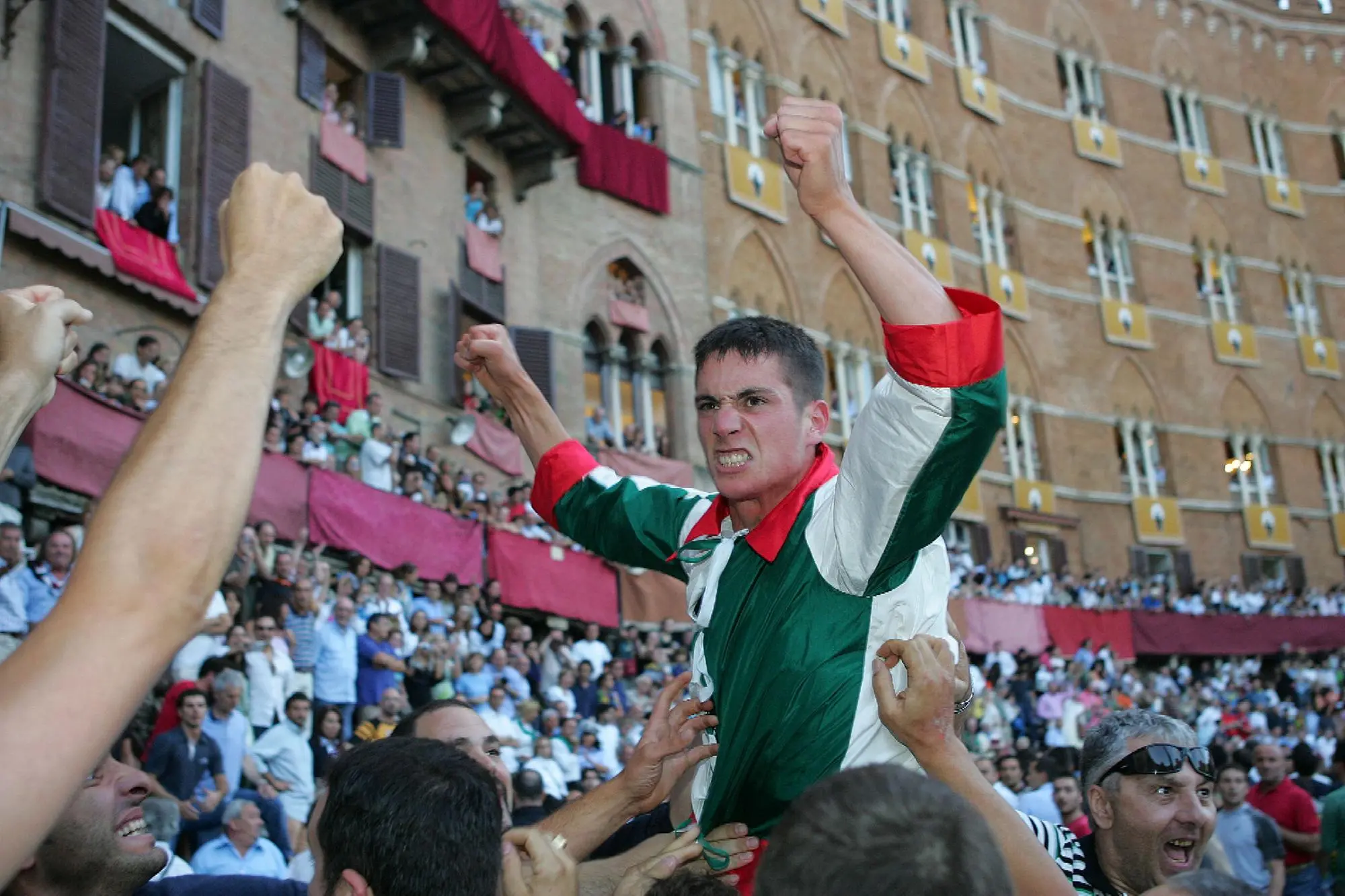 Giovanni Atzeni &quot;Tittia&quot; dopo una vittoria al Palio con i colori della contrada dell'Oca