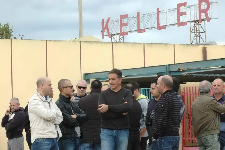 Una manifestazione degli operai davanti alla Keller (foto d'archivio)