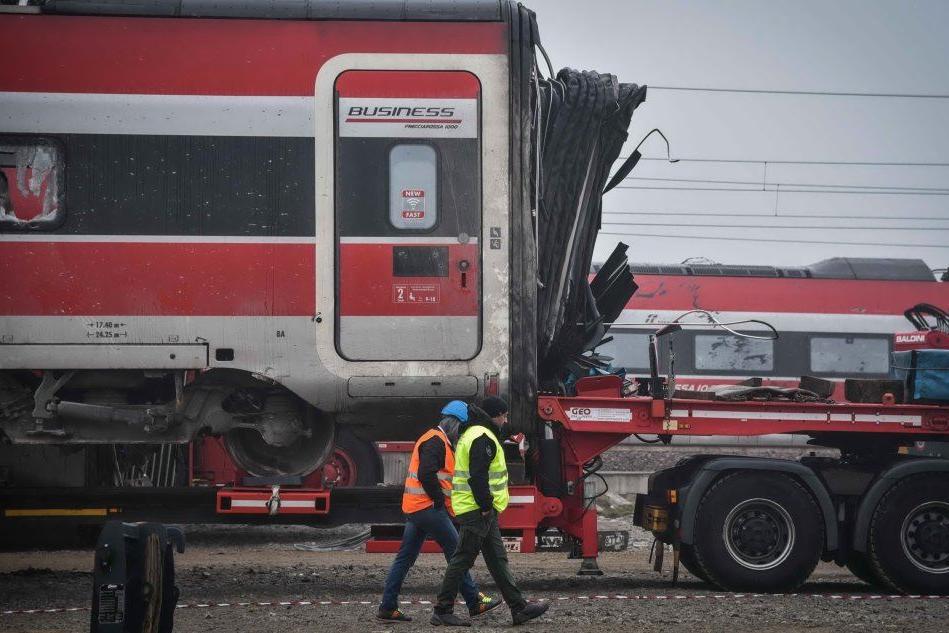Treno deragliato a Lodi, le operazioni per rimuovere il convoglio