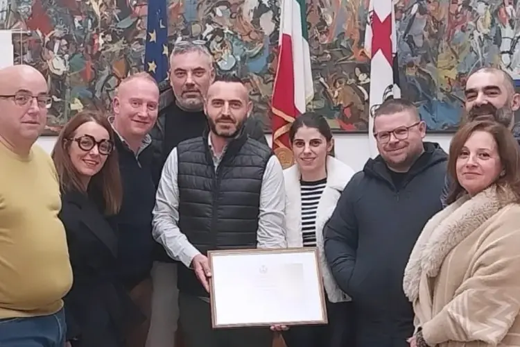 Il regista Fabio Manuel Mulas con l'amministrazione di Bono (foto concessa)