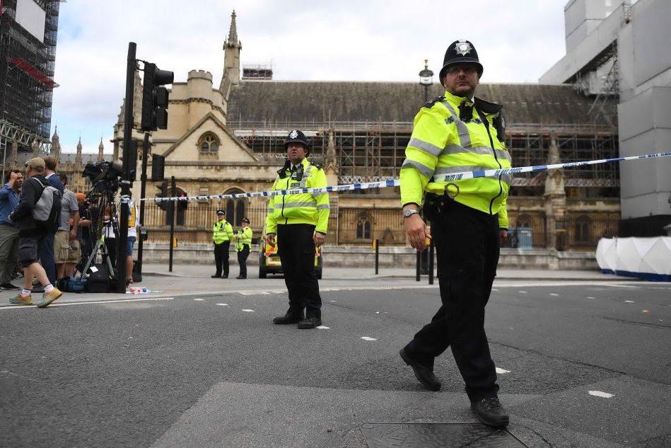Londra, auto investe pedoni davanti alla moschea: tre feriti