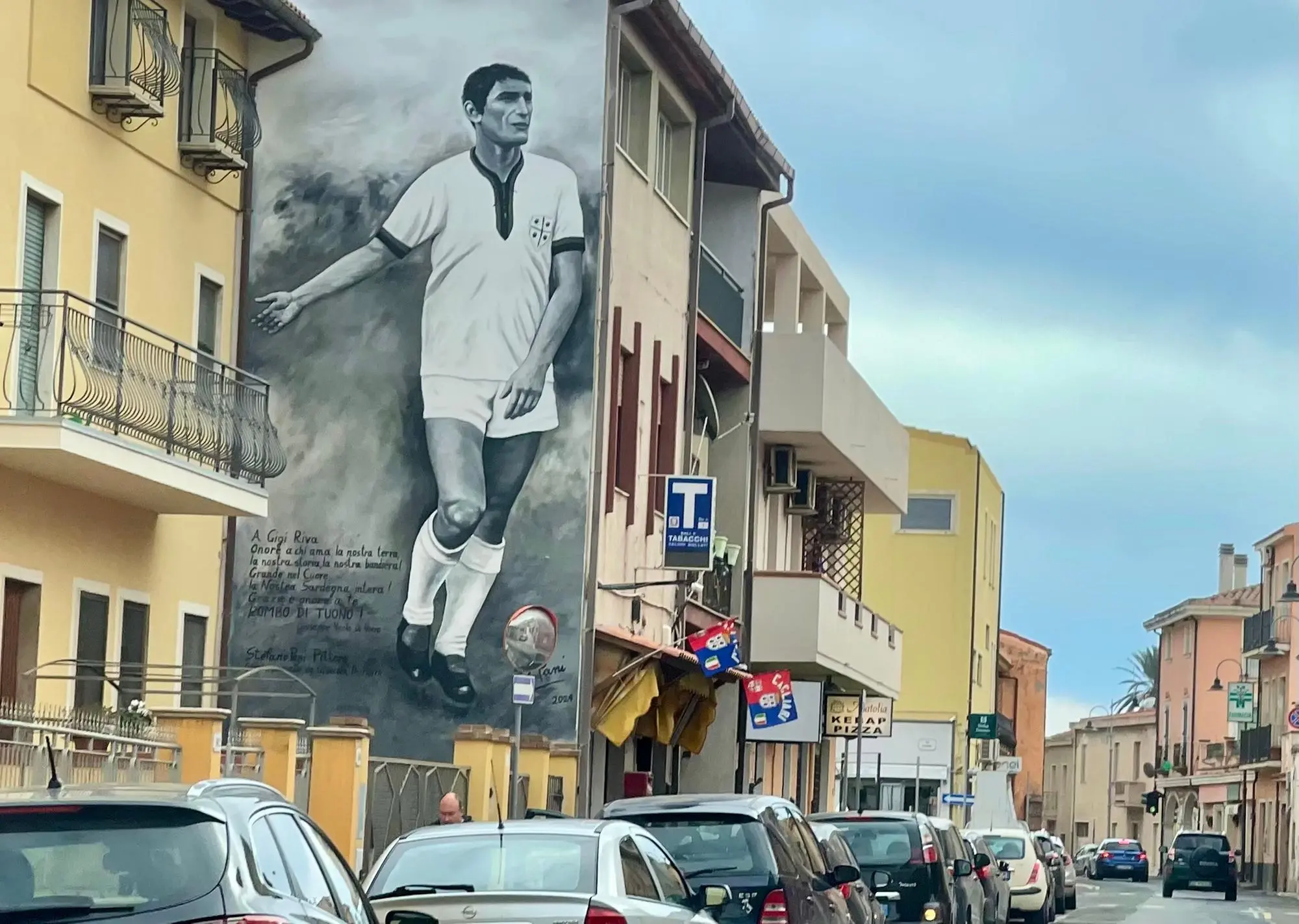 Muravera: in pieno centro un murale di dieci metri per Gigi Riva - L'Unione  Sarda.it