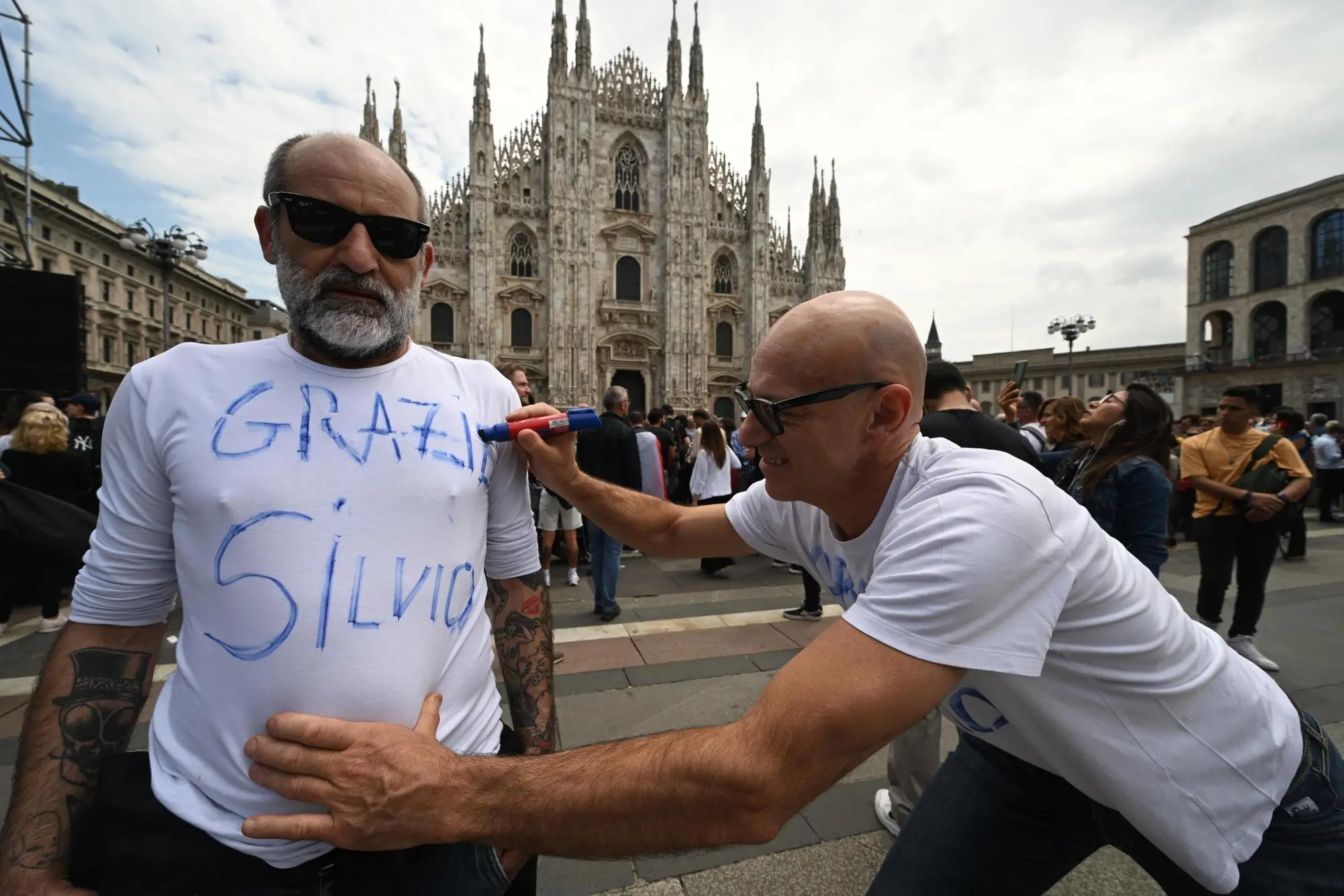 I fan di Berlusconi in Duomo (foto Ansa)