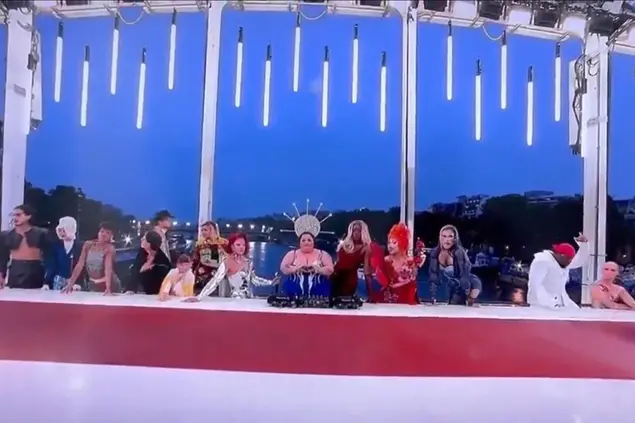 Le drag queen protagoniste della contestata scena (foto X/MAZACICLISMO)