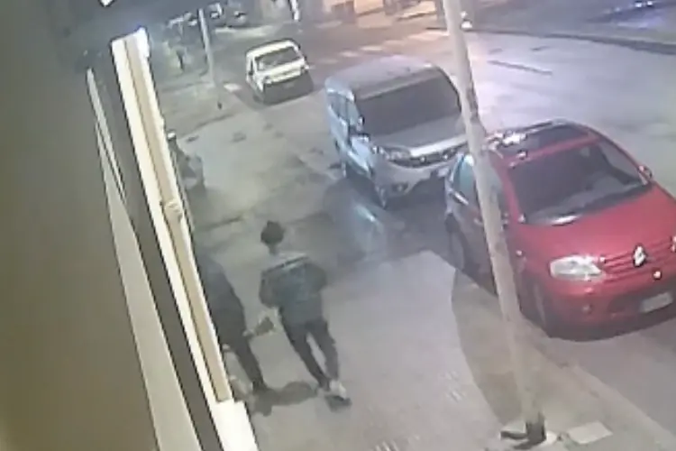 Una delle immagini delle telecamere in via Sassari (foto concessa)