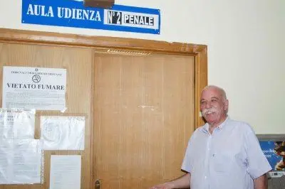 Doddore entra nell'aula del Tribunale di Oristano