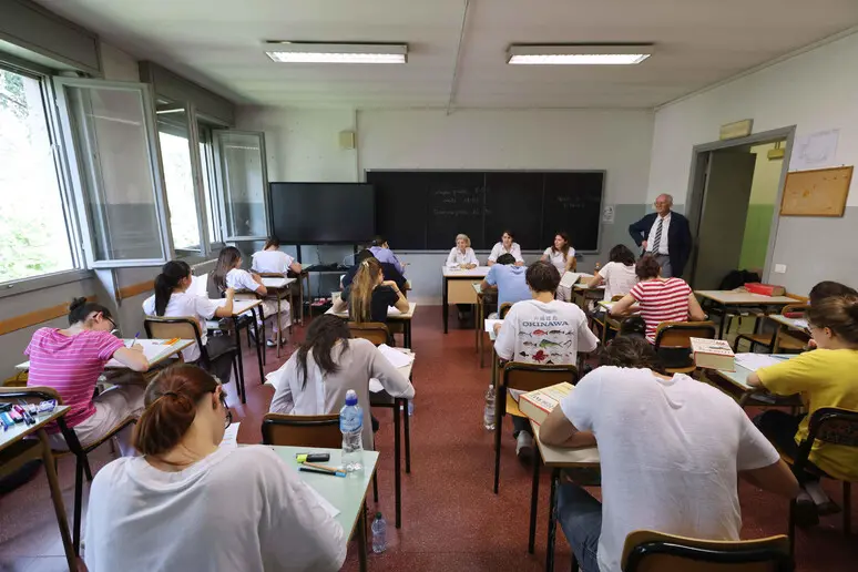Maturità: Quintiliano promosso, pochi sorrisi allo Scientifico, al Nautico un ragazzo sorpreso con un secondo cellulare