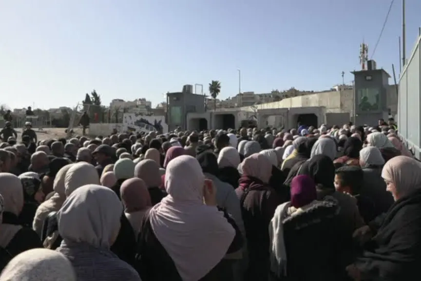 Ramadan, fedeli in fila per entrare a Gerusalemme per la preghiera