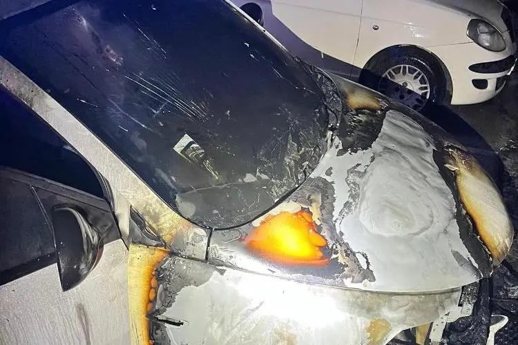 L'auto distrutta dalle fiamme a Sorso