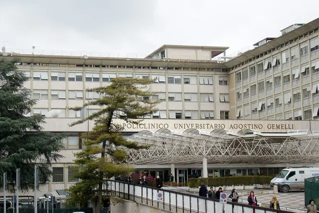 Il Policlinico Gemelli (Ansa)