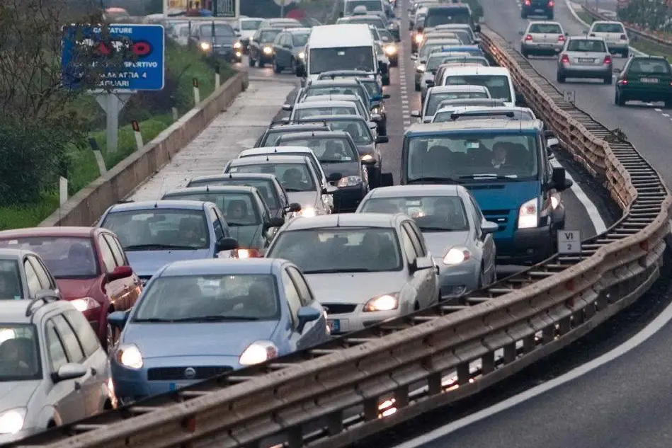 Auto in coda (Archivio L'Unione Sarda)
