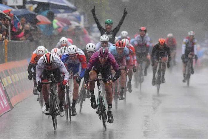 Giro d'Italia: Ackermann concede il bis, ritiro di Dumoulin