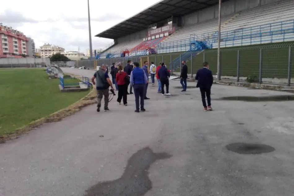 Lo stadio 'Vanni Sanna' durante un sopralluogo (L'Unione Sarda - Marras)
