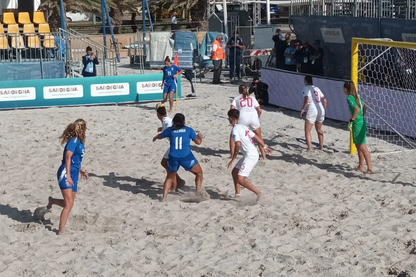 Taina Santos batte un corner per le azzurre (foto Antonio Burruni)