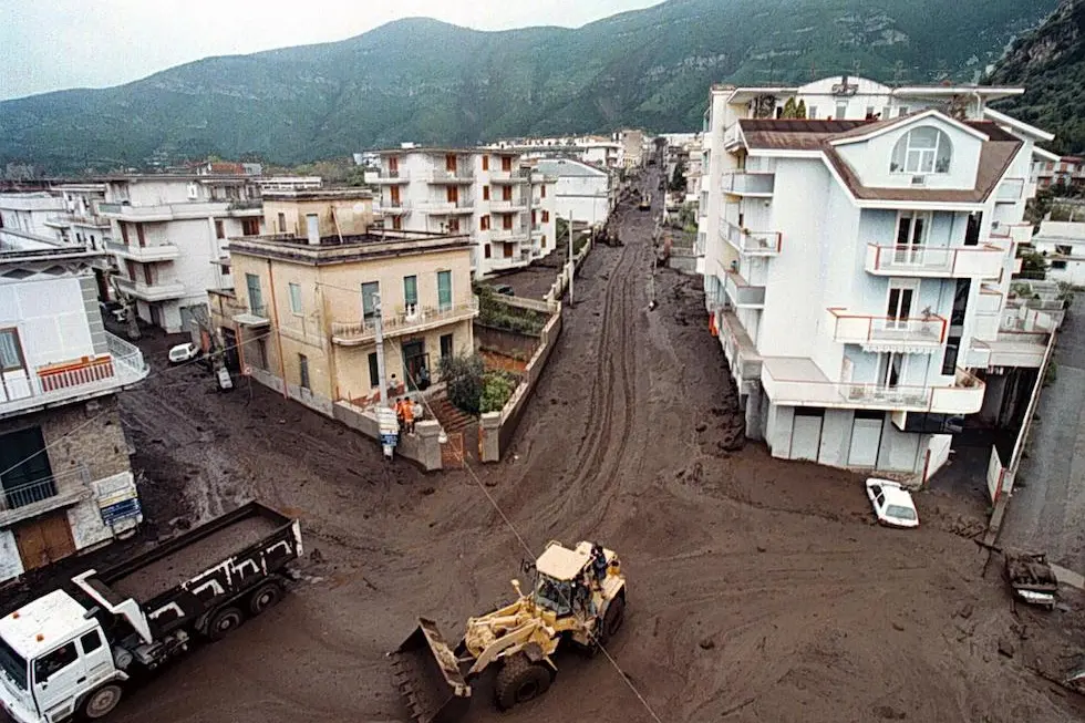 Una frazione di Sarno completamente sommersa dal fango dopo l'alluvione del maggio 1998 (Ciro Fusco/ANSA/CD)