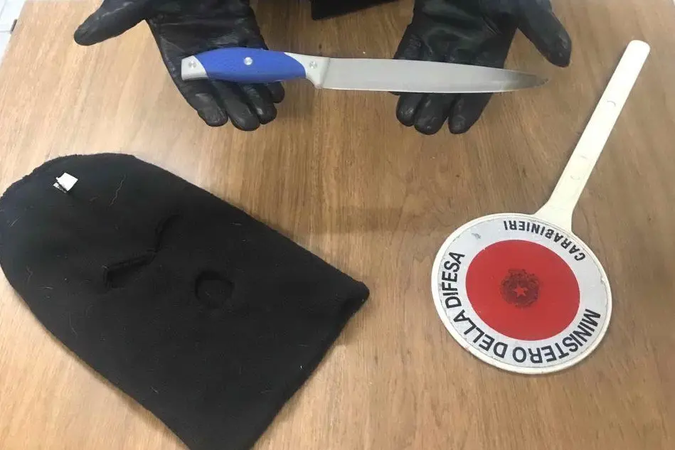 Il coltello e il passamontagna in possesso del malvivente (foto carabinieri)