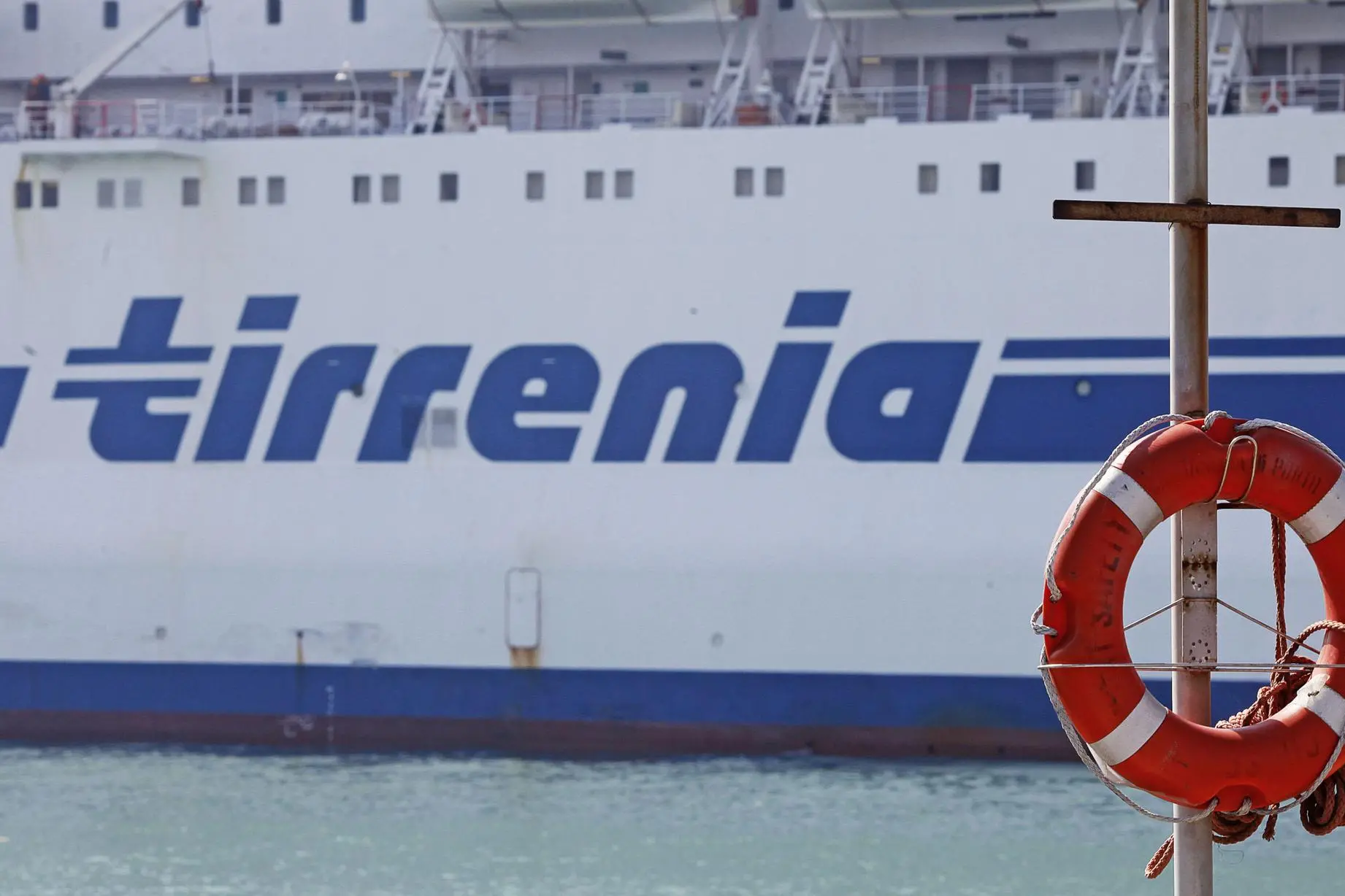Un traghetto della Tirrenia (foto Ansa)