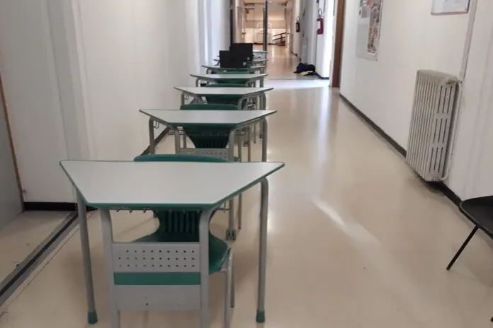 Banchi vuoti in un istituto scolastico (Foto simbolo)