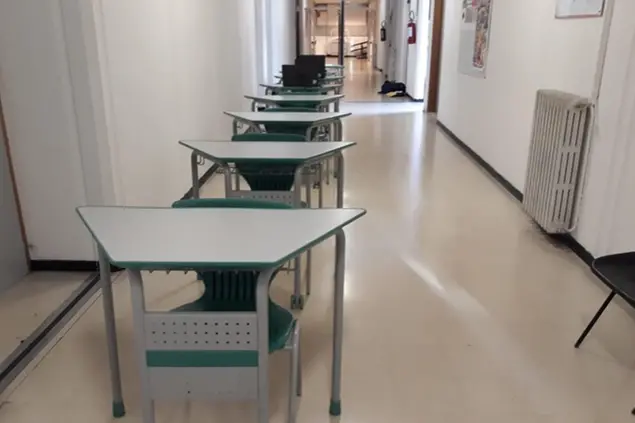 Banchi vuoti in un istituto scolastico (Foto simbolo)