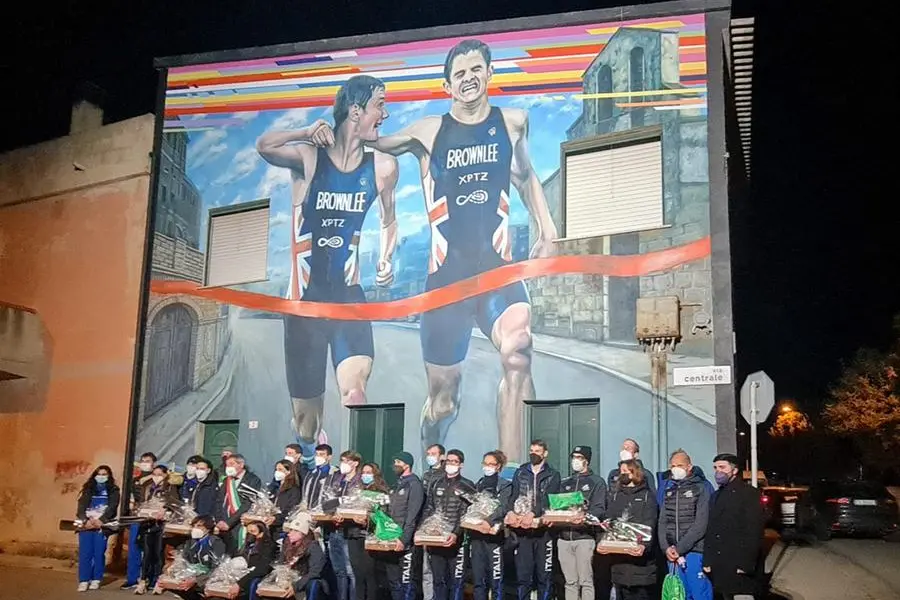 La nazionale azzurra di triathlon posa sotto il murale di Decimoputzu (foto Mariangela Lampis)