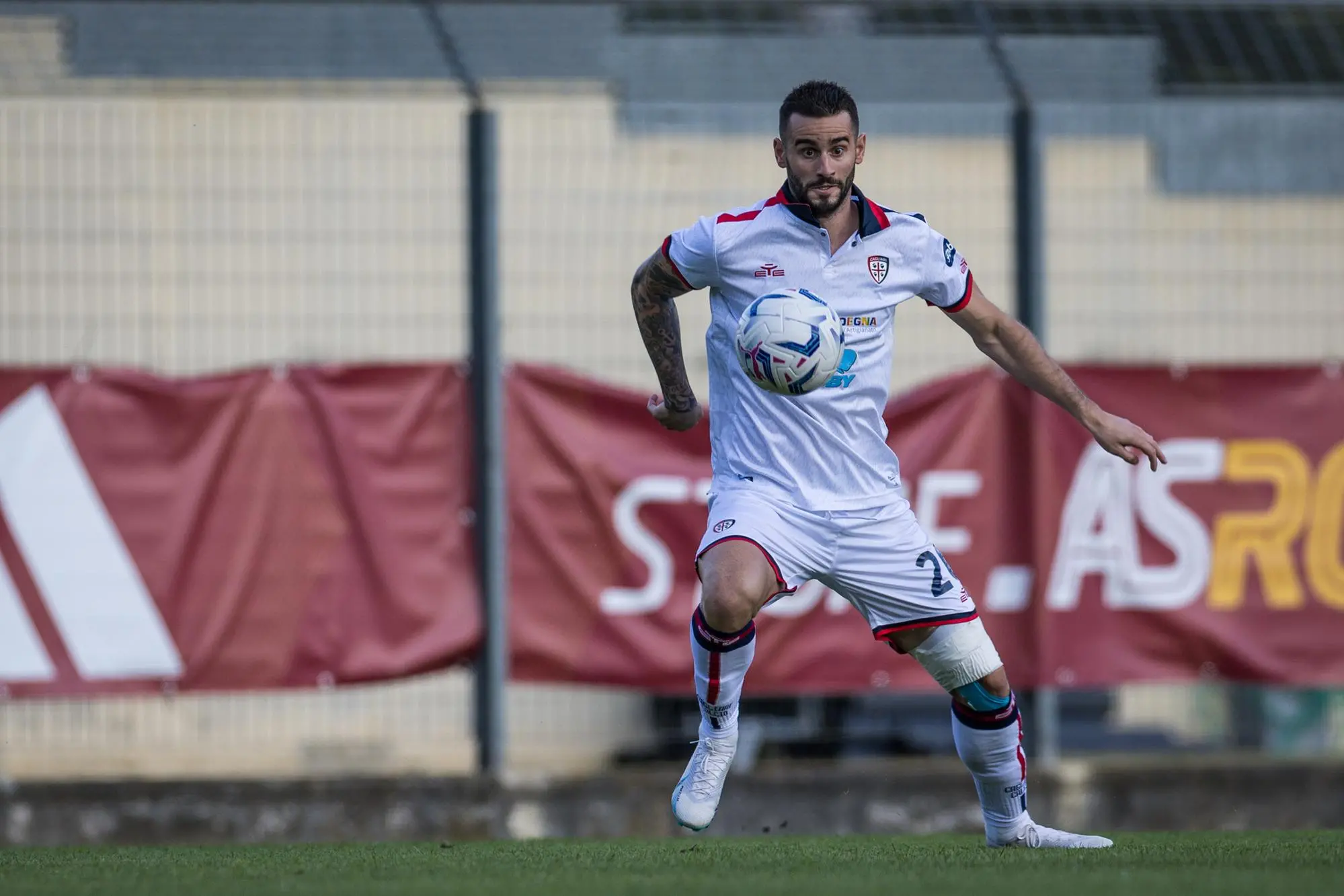 Gastón Pereiro in azione nella scorsa stagione con la maglia del Cagliari