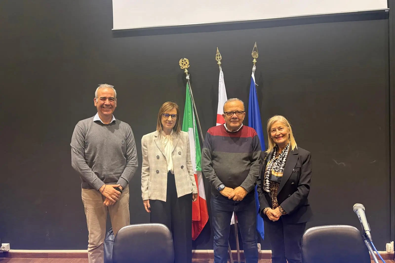Giovanni Impastato fra la preside e l'assessora. (foto Scano)